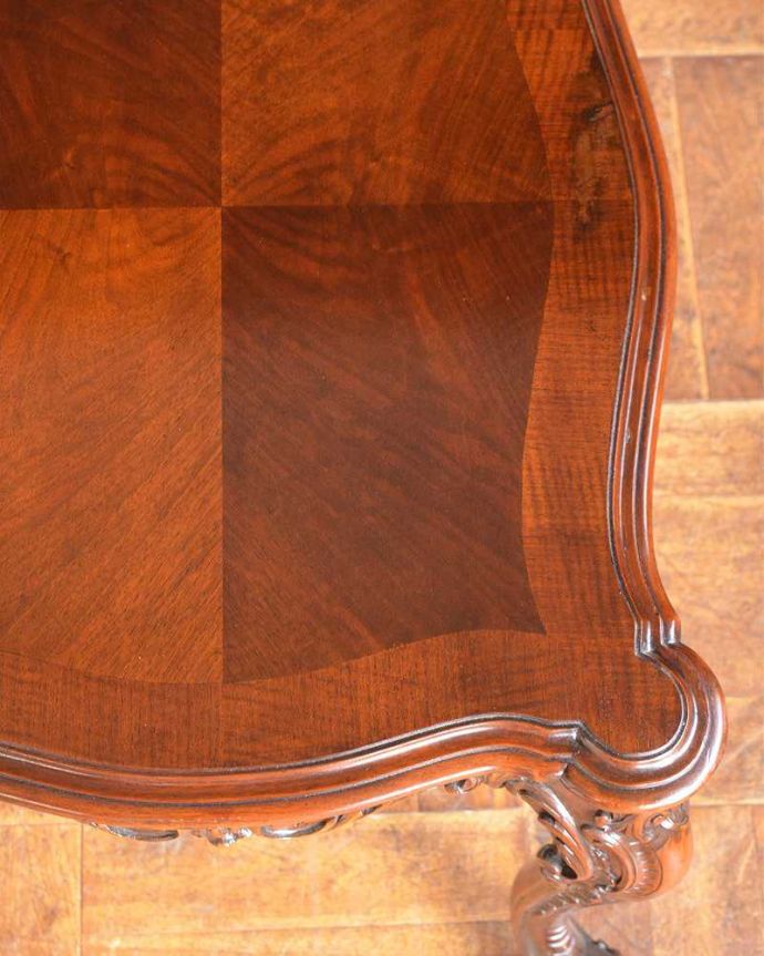 アンティークのテーブル　アンティーク家具　ゴージャスな装飾が美しいアンティーク家具、ウォルナット材のツヤツヤな木目のコーヒーテーブル。近づいてみるとこんな感じです。(q-1329-f)