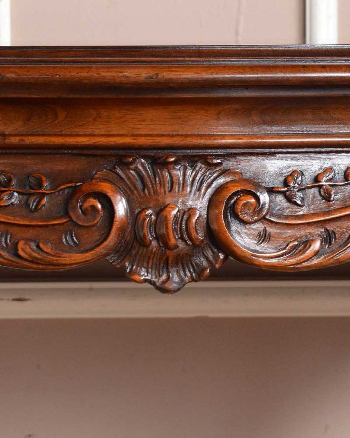 アンティークのテーブル　アンティーク家具　ゴージャスな装飾が美しいアンティーク家具、ウォルナット材のツヤツヤな木目のコーヒーテーブル。フランスらしさの象徴とも言える、優雅な彫りの装飾。(q-1329-f)