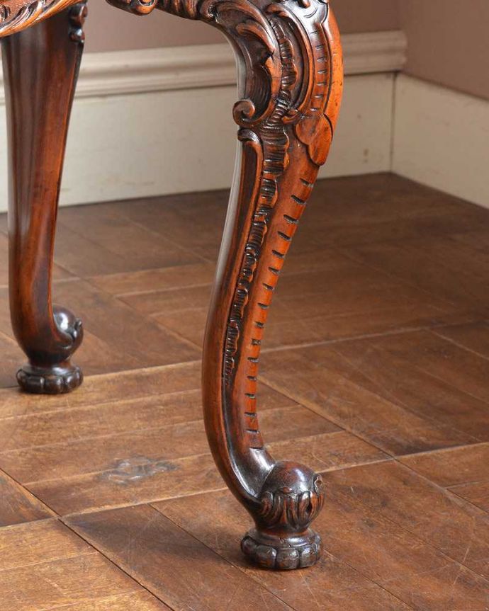 アンティークのテーブル　アンティーク家具　ゴージャスな装飾が美しいアンティーク家具、ウォルナット材のツヤツヤな木目のコーヒーテーブル。持ち上げなくても移動できます！Handleのアンティークは、脚の裏にフェルトキーパーをお付けしていますので、床を滑らせてれば移動が簡単です。(q-1329-f)