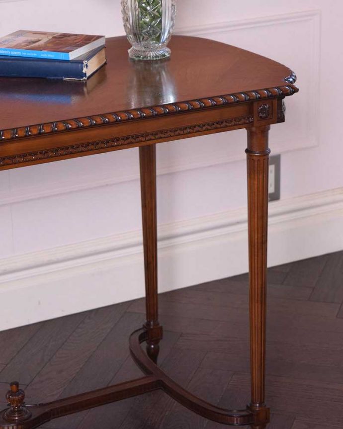 アンティークのテーブル　アンティーク家具　貴族の邸宅で使われてきたアンティーク家具、玄関から高級感あふれるホールテーブル。上品で優雅なアンティーク凛とした雰囲気が漂うアンティークらしい立ち姿のテーブル。(q-1330-f)