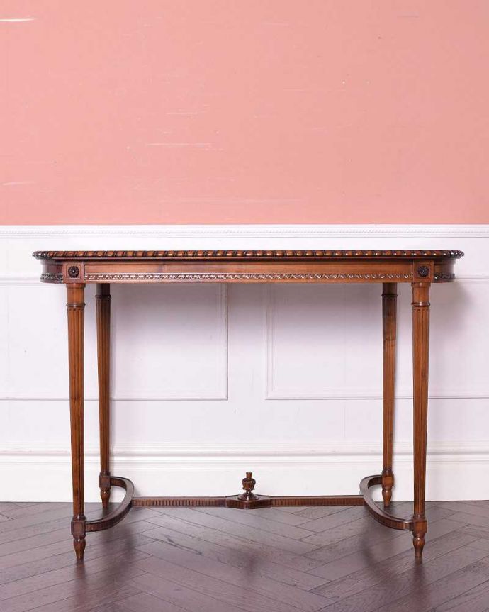 アンティークのテーブル　アンティーク家具　貴族の邸宅で使われてきたアンティーク家具、玄関から高級感あふれるホールテーブル。クルッと回転。(q-1330-f)