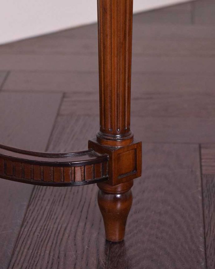 アンティークのテーブル　アンティーク家具　貴族の邸宅で使われてきたアンティーク家具、玄関から高級感あふれるホールテーブル。持ち上げなくても移動できます！Handleのアンティークは、脚の裏にフェルトキーパーをお付けしていますので、床を滑らせてれば移動が簡単です。(q-1330-f)