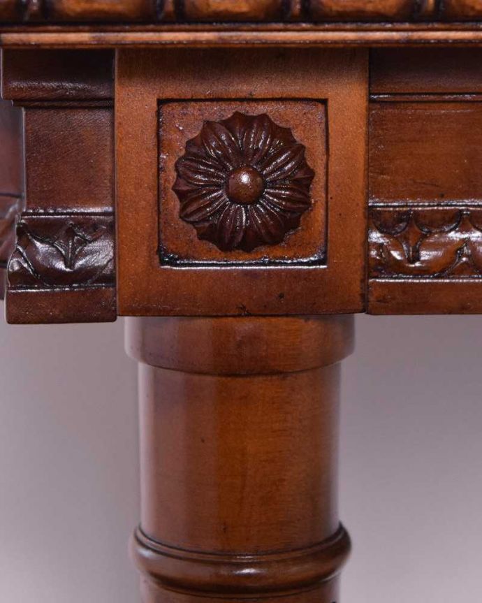 アンティークのテーブル　アンティーク家具　貴族の邸宅で使われてきたアンティーク家具、玄関から高級感あふれるホールテーブル。。(q-1330-f)
