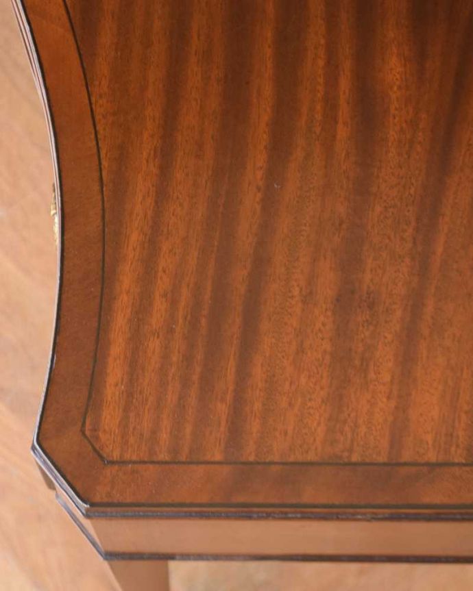 アンティークのデスク・書斎机　アンティーク家具　デスクにも使えるホールテーブル、玄関を彩るイギリスのアンティーク家具。さりげなく凝った手仕事木を組み合わせた象嵌で造られた模様。(q-1335-f)