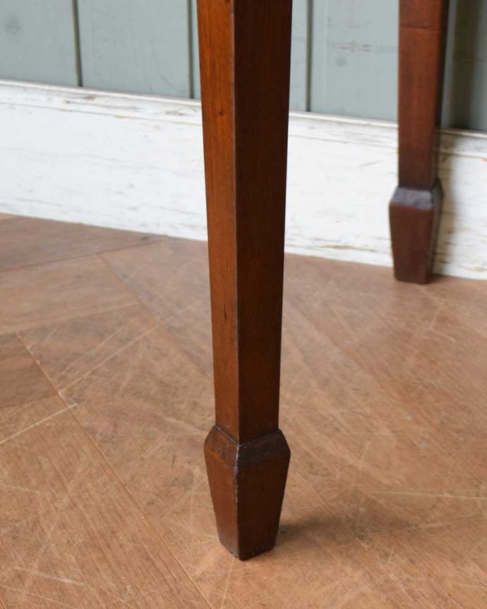 アンティークのデスク・書斎机　アンティーク家具　デスクにも使えるホールテーブル、玄関を彩るイギリスのアンティーク家具。女性1人でラクラク運べちゃう仕掛けHandleのアンティークは、脚の裏にフェルトキーパーをお付けしています。(q-1335-f)