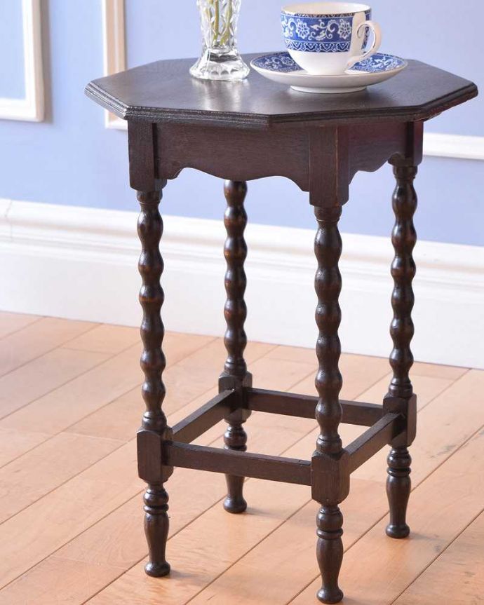 アンティークのテーブル　アンティーク家具　コンパクトで気軽に使えるアンティーク家具、脚の装飾も美しいワインテーブル(オケージョナルテーブル)。間違いなし！英国アンティーク定番のデザインクルックルッとしなやかに巻かれた女性らしいデザインが印象的なツイスト脚。(q-1337-f)