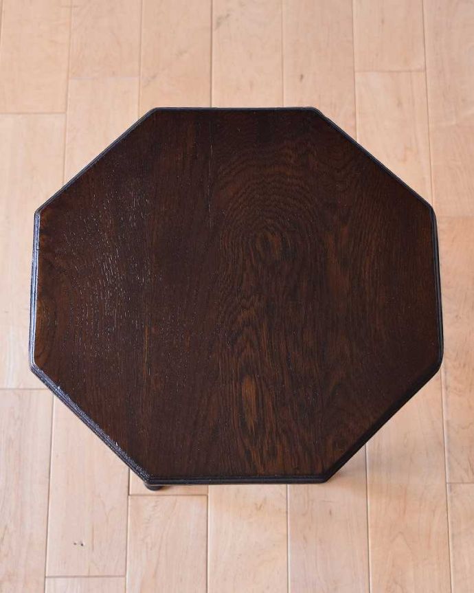 アンティークのテーブル　アンティーク家具　コンパクトで気軽に使えるアンティーク家具、脚の装飾も美しいワインテーブル(オケージョナルテーブル)。キレイに修復しましたやっぱり気になるテーブルの天板。(q-1337-f)