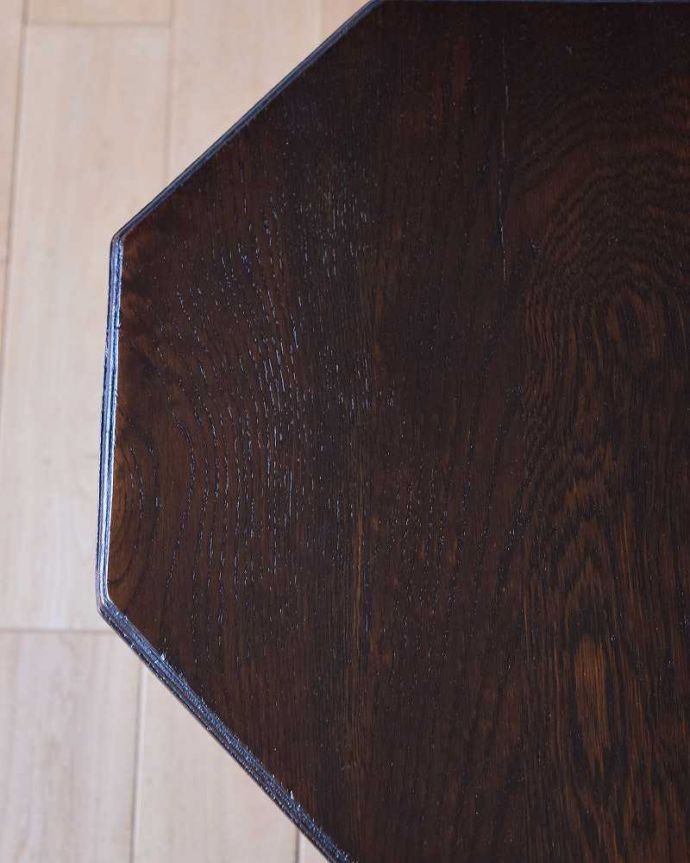 アンティークのテーブル　アンティーク家具　コンパクトで気軽に使えるアンティーク家具、脚の装飾も美しいワインテーブル(オケージョナルテーブル)。近づいて見てみると･･･天板を見てみるとこんな感じです。(q-1337-f)