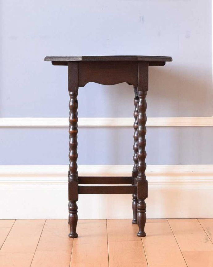 アンティークのテーブル　アンティーク家具　コンパクトで気軽に使えるアンティーク家具、脚の装飾も美しいワインテーブル(オケージョナルテーブル)。クルッと回転。(q-1337-f)