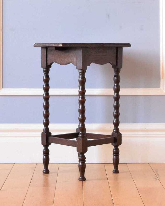 アンティークのテーブル　アンティーク家具　コンパクトで気軽に使えるアンティーク家具、脚の装飾も美しいワインテーブル(オケージョナルテーブル)。しっかり修復しました。(q-1337-f)