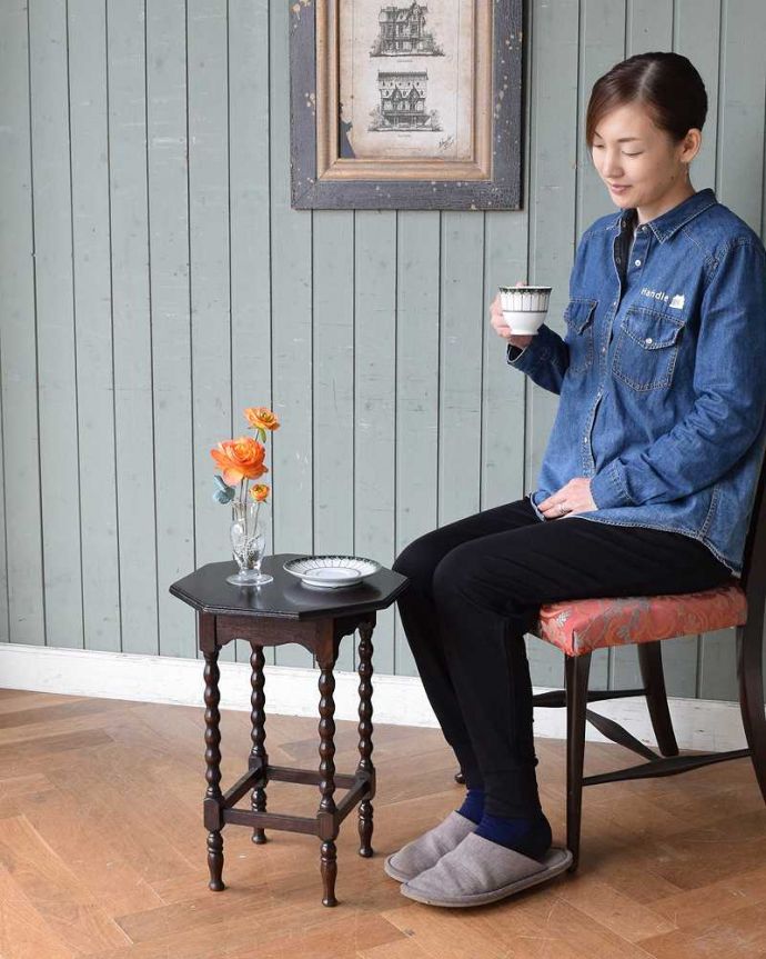 アンティークのテーブル　アンティーク家具　ボビンレッグが美しいアンティークの英国家具、小さなワインテーブル(オケージョナルテーブル)。便利に使えるコンパクトサイズのテーブル「オケージョナル」とは「便利に使える」と言う意味。(q-1341-f)