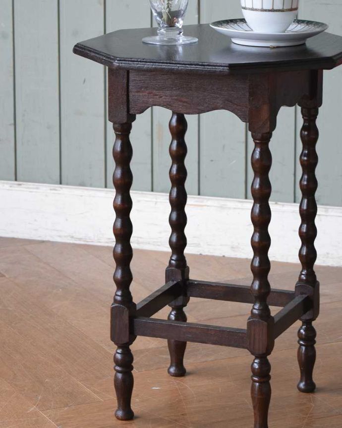 アンティークのテーブル　アンティーク家具　ボビンレッグが美しいアンティークの英国家具、小さなワインテーブル(オケージョナルテーブル)。間違いなし！英国アンティーク定番のデザインクルックルッとしなやかに巻かれた女性らしいデザインが印象的なツイスト脚。(q-1341-f)