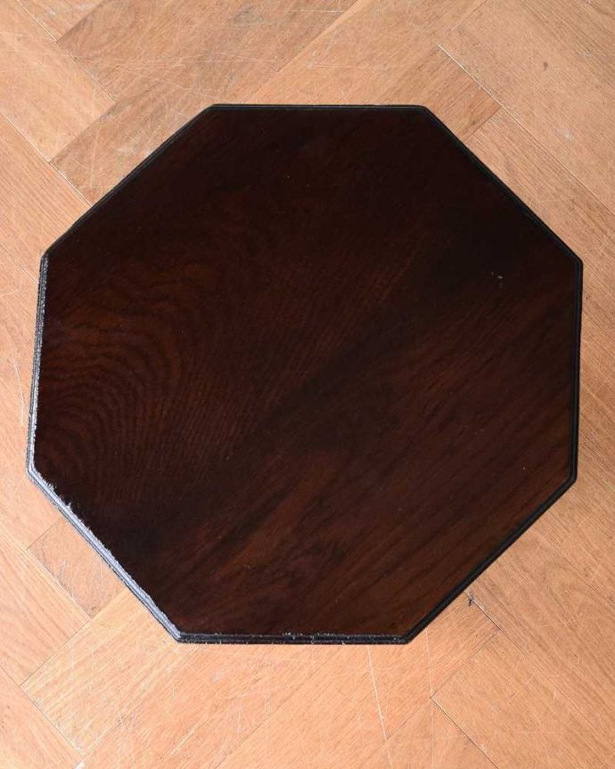 アンティークのテーブル　アンティーク家具　ボビンレッグが美しいアンティークの英国家具、小さなワインテーブル(オケージョナルテーブル)。キレイに修復しましたやっぱり気になるテーブルの天板。(q-1341-f)