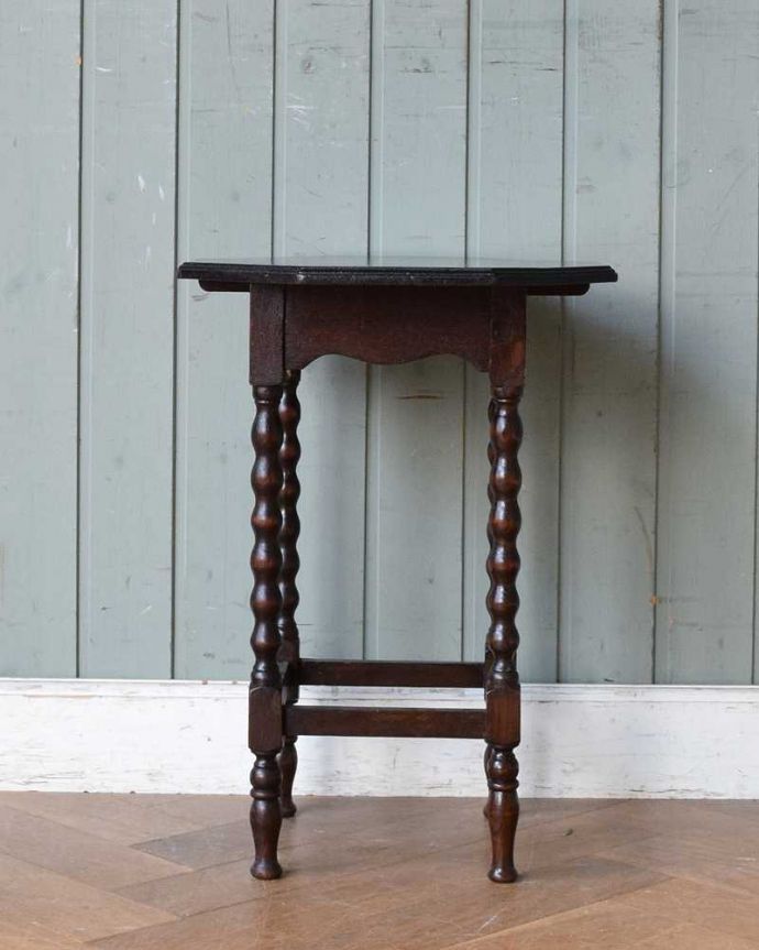 アンティークのテーブル　アンティーク家具　ボビンレッグが美しいアンティークの英国家具、小さなワインテーブル(オケージョナルテーブル)。クルッと回転。(q-1341-f)