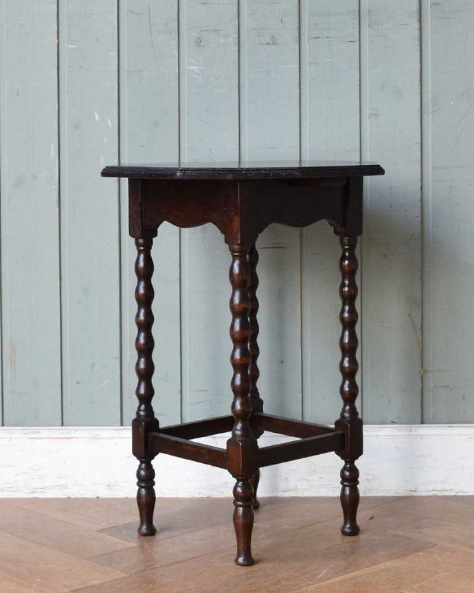 アンティークのテーブル　アンティーク家具　ボビンレッグが美しいアンティークの英国家具、小さなワインテーブル(オケージョナルテーブル)。しっかり修復しました。(q-1341-f)