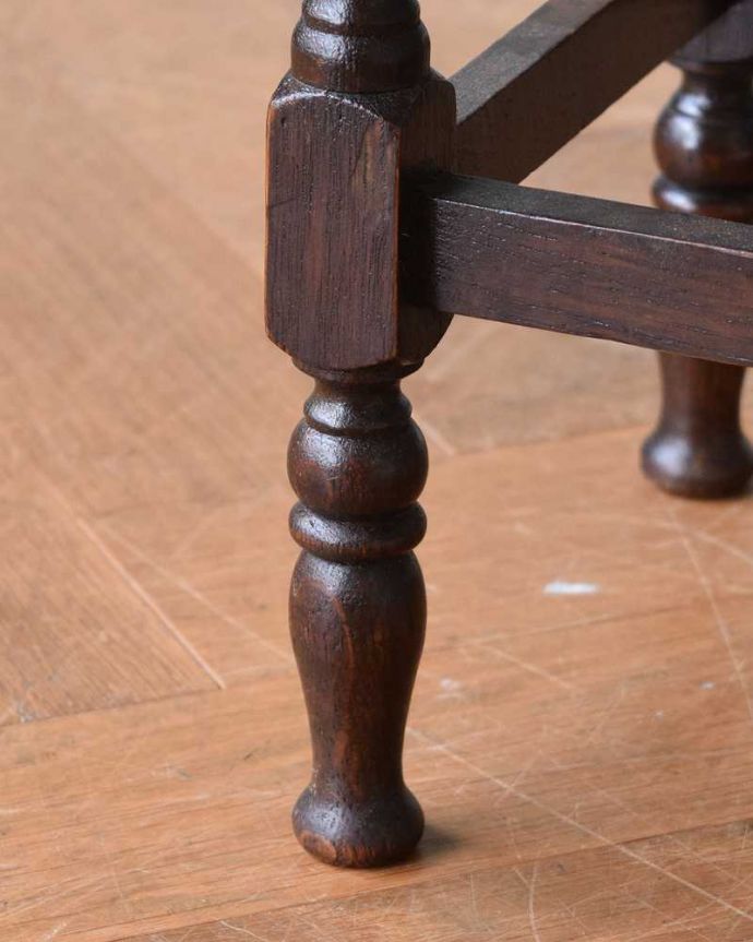 アンティークのテーブル　アンティーク家具　ボビンレッグが美しいアンティークの英国家具、小さなワインテーブル(オケージョナルテーブル)。持ち上げなくても大丈夫！Handleのアンティークは、脚の裏にフェルトキーパーをお付けしています。(q-1341-f)