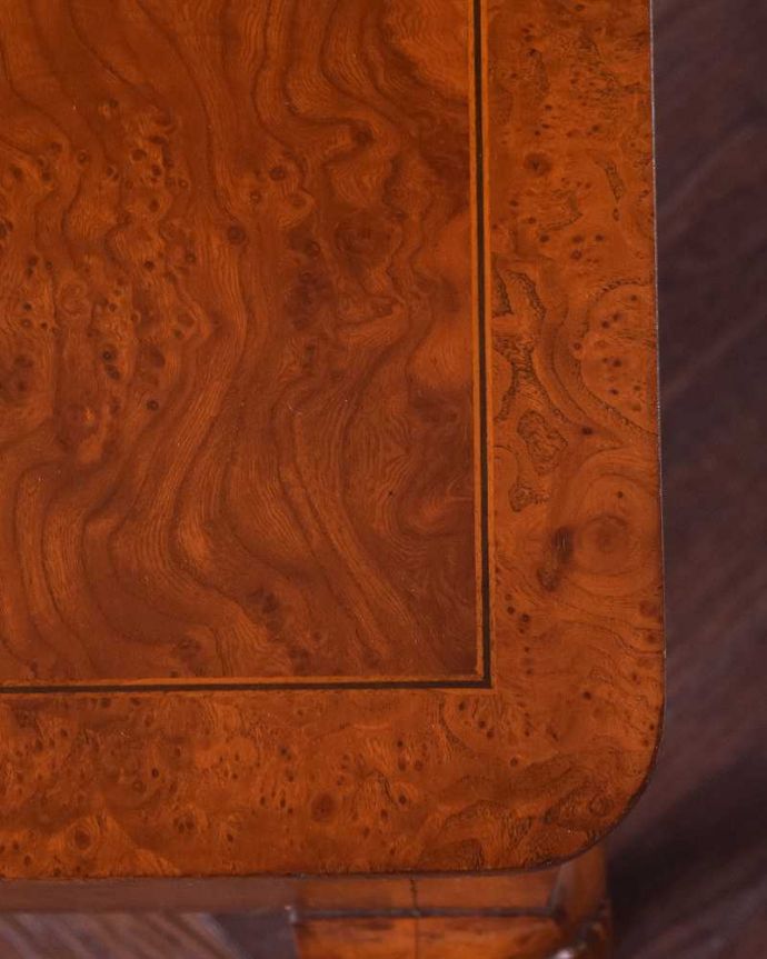 アンティークのデスク・書斎机　アンティーク家具　英国から届いた美しいアンティーク家具、ウォルナット材のライティングデスク。さりげなく凝った手仕事木を組み合わせた象嵌で造られた模様。(q-1342-f)
