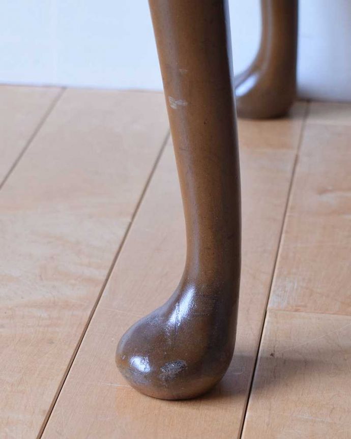アンティークのチェスト　アンティーク家具　上品に佇む姿にうっとりする英国アンティークのチェスト。女性1人でラクラク運べちゃう仕掛けHandleのアンティークは、脚の裏にフェルトキーパーをお付けしています。(q-1343-f)