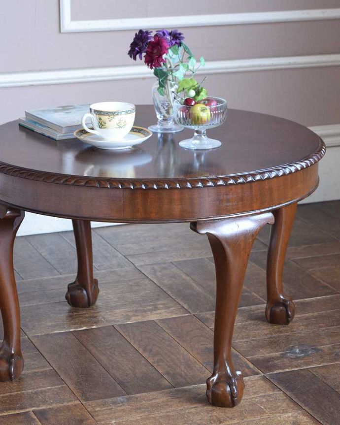アンティークのテーブル　アンティーク家具　丸い形が華やかなアンティーク家具、コンパクトサイズのコーヒーテーブル。木目がとっても美しい･･･脚のデザインだけ見ても、アンティークらしさが感じられるんです。(q-1350-f)