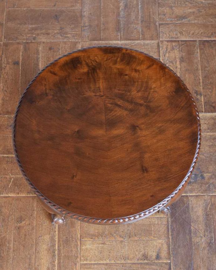 アンティークのテーブル　アンティーク家具　丸い形が華やかなアンティーク家具、コンパクトサイズのコーヒーテーブル。上から見るとこんな感じ。(q-1350-f)