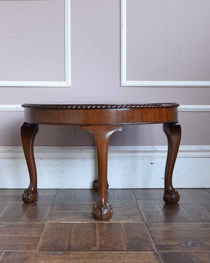 アンティークのテーブル　アンティーク家具　丸い形が華やかなアンティーク家具、コンパクトサイズのコーヒーテーブル。クルッと回転。(q-1350-f)