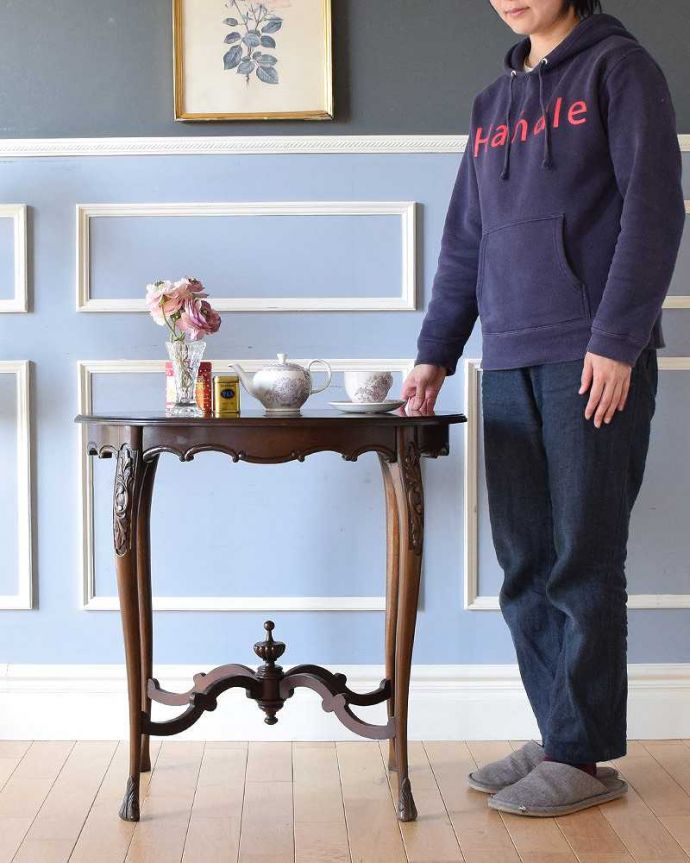 アンティークのテーブル　アンティーク家具　美しいアンティークの英国輸入家具、楕円型天板のオケージョナルテーブル。どんな場所でも便利に使える小さなテーブルそもそも「オケージョナル」とは「便利に使える」と言う意味。(q-1351-f)
