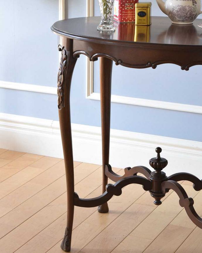アンティークのテーブル　アンティーク家具　美しいアンティークの英国輸入家具、楕円型天板のオケージョナルテーブル。上品で優雅なアンティーク凛とした雰囲気が漂うアンティークらしい立ち姿のテーブル。(q-1351-f)