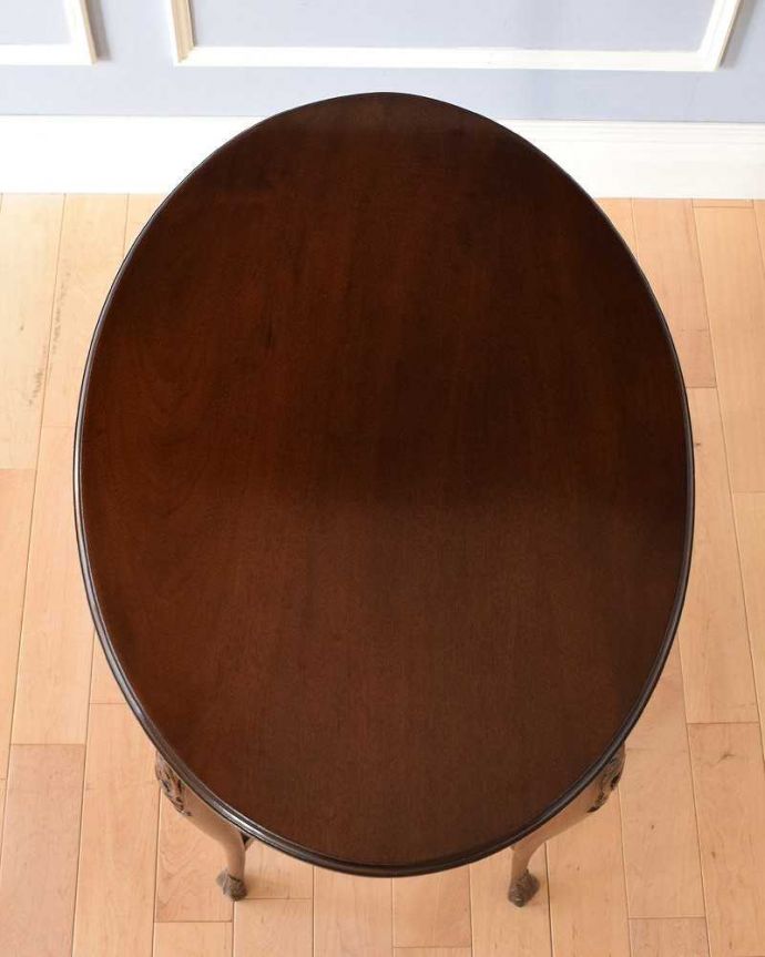 アンティークのテーブル　アンティーク家具　美しいアンティークの英国輸入家具、楕円型天板のオケージョナルテーブル。天板の形を見てみると･･･テーブルの形を上から見ると、こんな感じです。(q-1351-f)