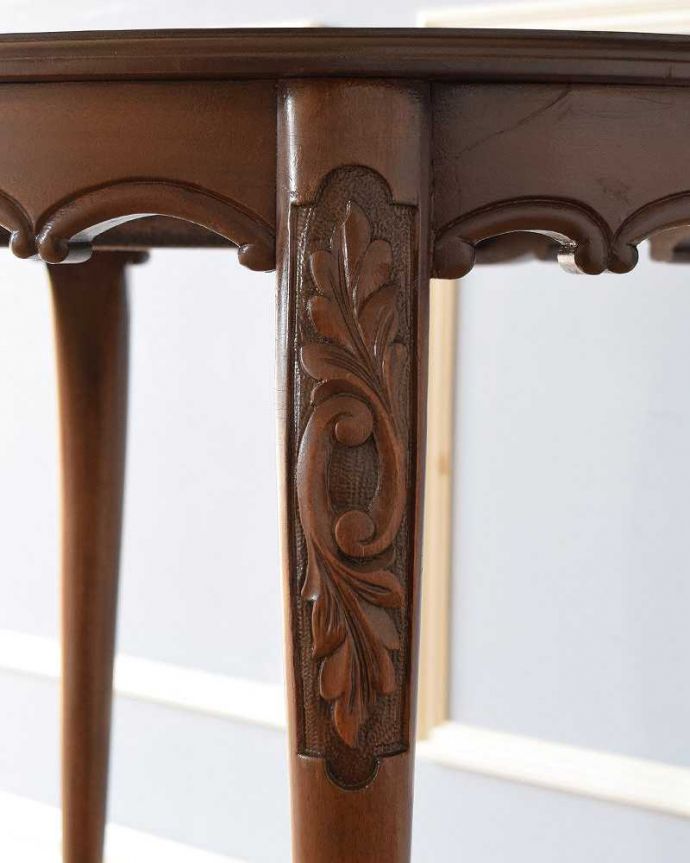 アンティークのテーブル　アンティーク家具　美しいアンティークの英国輸入家具、楕円型天板のオケージョナルテーブル。うっとりする美しさアンティークだから手に入る美しい彫。(q-1351-f)