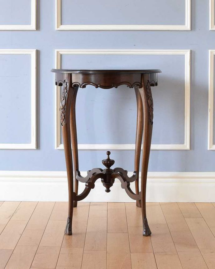 アンティークのテーブル　アンティーク家具　美しいアンティークの英国輸入家具、楕円型天板のオケージョナルテーブル。クルッと回転。(q-1351-f)