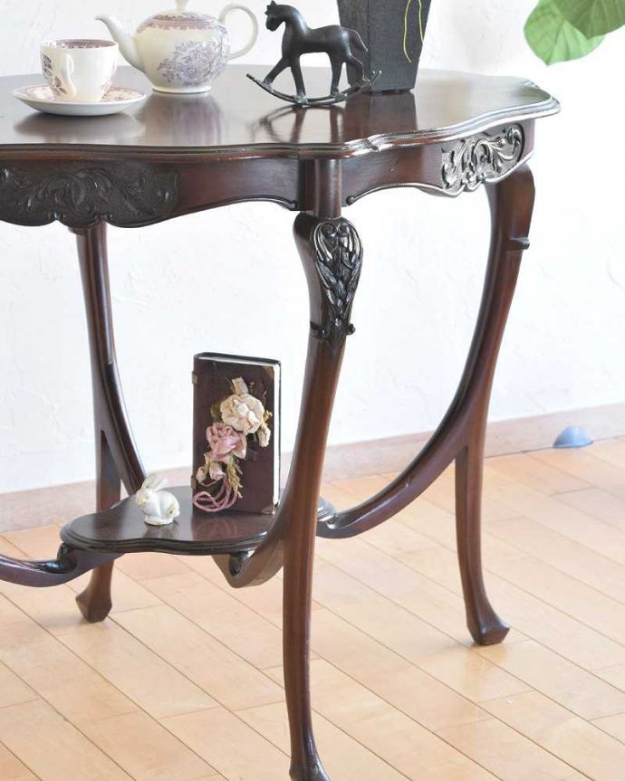 アンティークのテーブル　アンティーク家具　高級感たっぷりのアンティーク家具、脚の先まで美しいオケージョナルテーブル。上品で優雅なアンティーク凛とした雰囲気が漂うアンティークらしい立ち姿のテーブル。(q-1356-f)