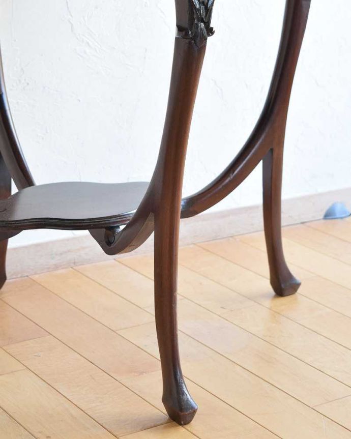 アンティークのテーブル　アンティーク家具　高級感たっぷりのアンティーク家具、脚の先まで美しいオケージョナルテーブル。持ち上げなくても移動できます！Handleのアンティークは、脚の裏にフェルトキーパーをお付けしていますので、床を滑らせてれば移動が簡単です。(q-1356-f)