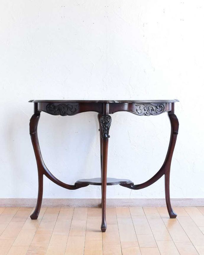 アンティークのテーブル　アンティーク家具　高級感たっぷりのアンティーク家具、脚の先まで美しいオケージョナルテーブル。クルッと回転。(q-1356-f)
