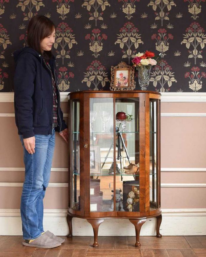 アンティークのキャビネット　アンティーク家具　英国のクラシックなアンティーク家具、ミラーがキラキラ輝くガラスキャビネット（飾り棚） 。キラキラに輝くガラスのキャビネット。(q-1358-f)