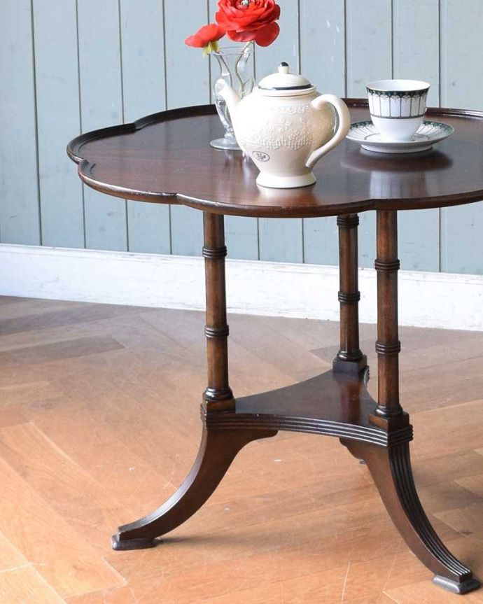 アンティークのテーブル　アンティーク家具　パッと花開く可愛いお花の天板のアンティーク家具、コーヒーテーブル。木目がとっても美しい･･･脚のデザインだけ見ても、アンティークらしさが感じられるんです。(q-1359-f)