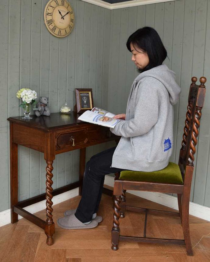 アンティークのデスク・書斎机　アンティーク家具　玄関で使える英国輸入家具、アンティークホールテーブル（ホールデスク）。仕事している時間も、もっとカッコよくここに座るだけで、なんだかちょっとカッコよくなった気分。(q-1363-f)