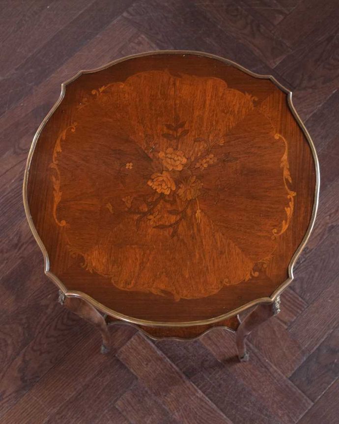 アンティークのテーブル　アンティーク家具　天板のお花模様も美しいアンティークオケージョナルテーブル、英国輸入家具。天板の形を見てみると･･･テーブルの形を上から見ると、こんな感じです。(q-1367-f)