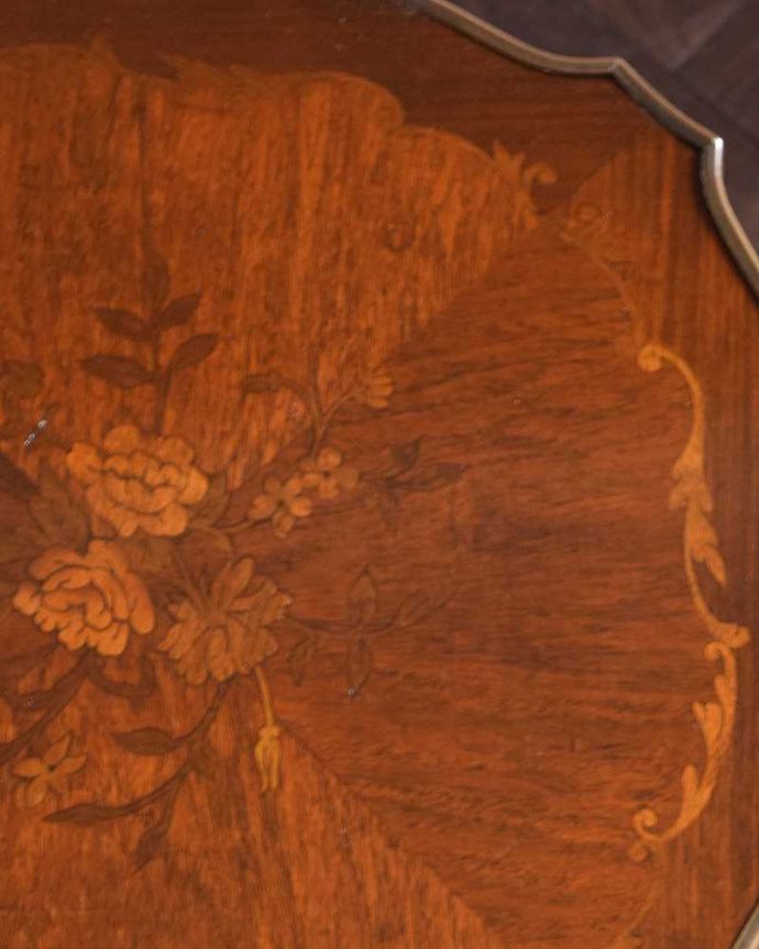 アンティークのテーブル　アンティーク家具　天板のお花模様も美しいアンティークオケージョナルテーブル、英国輸入家具。天板を近づいてみると…アンティークだから手に入れることが出来る天板に使われている銘木の美しさにうっとりです。(q-1367-f)