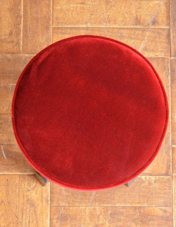 ダイニングチェア　アンティーク チェア　真っ赤な座面が美しい小ぶりなアンティークスツール。すわり心地がいい座面。(q-137-c)