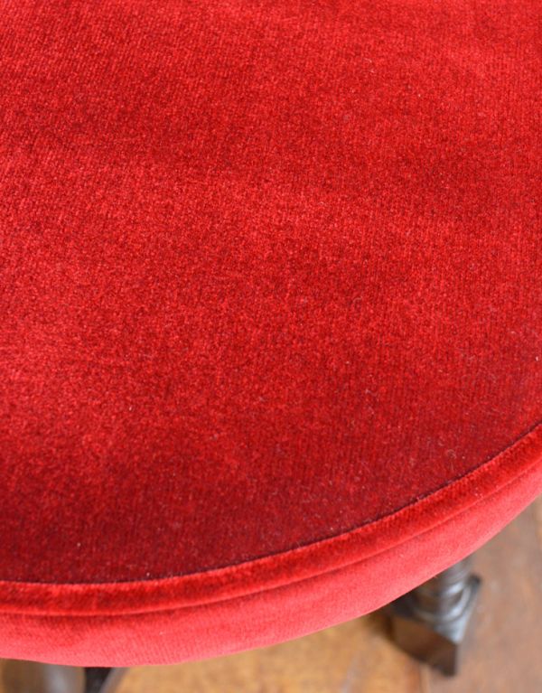 ダイニングチェア　アンティーク チェア　真っ赤な座面が美しい小ぶりなアンティークスツール。張り地は、パッとお部屋に映える赤色の生地を使っています。(q-137-c)