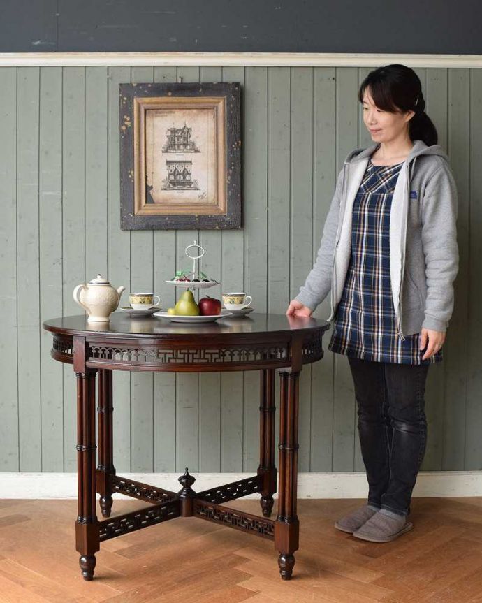 アンティークのテーブル　アンティーク家具　英国のアンティーク家具、マホガニー材のオケージョナルテーブル(ティーテーブル)。英国らしい豪華な装飾が美しいテーブル惚れ惚れするような美しい透かし彫りのデザインは置くだけで周りの空気感を変えてしまう美しさ。(q-1370-f)