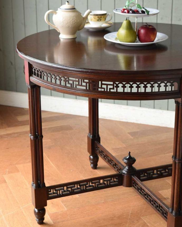 アンティークのテーブル　アンティーク家具　英国のアンティーク家具、マホガニー材のオケージョナルテーブル(ティーテーブル)。上品で優雅なアンティーク凛とした雰囲気が漂うアンティークらしい立ち姿のテーブル。(q-1370-f)