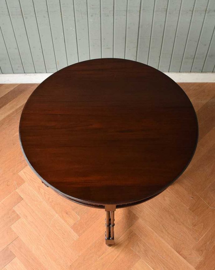 アンティークのテーブル　アンティーク家具　英国のアンティーク家具、マホガニー材のオケージョナルテーブル(ティーテーブル)。天板の形を見てみると･･･テーブルの形を上から見ると、こんな感じです。(q-1370-f)