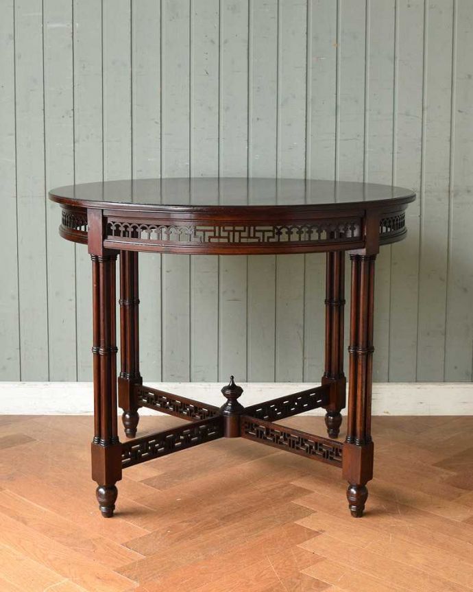 アンティークのテーブル　アンティーク家具　英国のアンティーク家具、マホガニー材のオケージョナルテーブル(ティーテーブル)。クルッと回転。(q-1370-f)