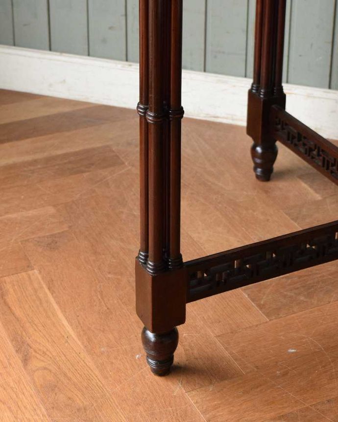 アンティークのテーブル　アンティーク家具　英国のアンティーク家具、マホガニー材のオケージョナルテーブル(ティーテーブル)。持ち上げなくても移動できます！Handleのアンティークは、脚の裏にフェルトキーパーをお付けしていますので、床を滑らせてれば移動が簡単です。(q-1370-f)