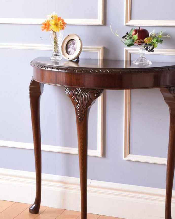 アンティークのテーブル　アンティーク家具　英国のアンティーク家具、装飾の美しい半月型のコンソールテーブル。美しいデザインが印象的実用性を求めない見せ場を作ってくれるコンソールは、何より見た目が重要。(q-1371-f)