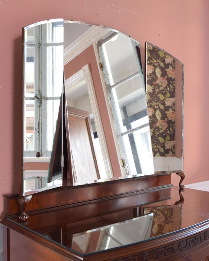 アンティークのドレッサー　アンティーク家具　キラキラ輝く大きなミラーにうっとり･･･英国アンティークのドレッシングチェスト。お部屋も広く見せてくれます身だしなみを整えるのはもちろん、大きな鏡はお部屋を広く見せる効果があります。(q-1372-f)
