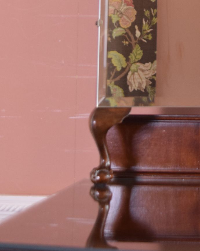 アンティークのドレッサー　アンティーク家具　キラキラ輝く大きなミラーにうっとり･･･英国アンティークのドレッシングチェスト。こんな部分まで猫脚ミラーを支えているこんな場所にまで猫脚が。(q-1372-f)