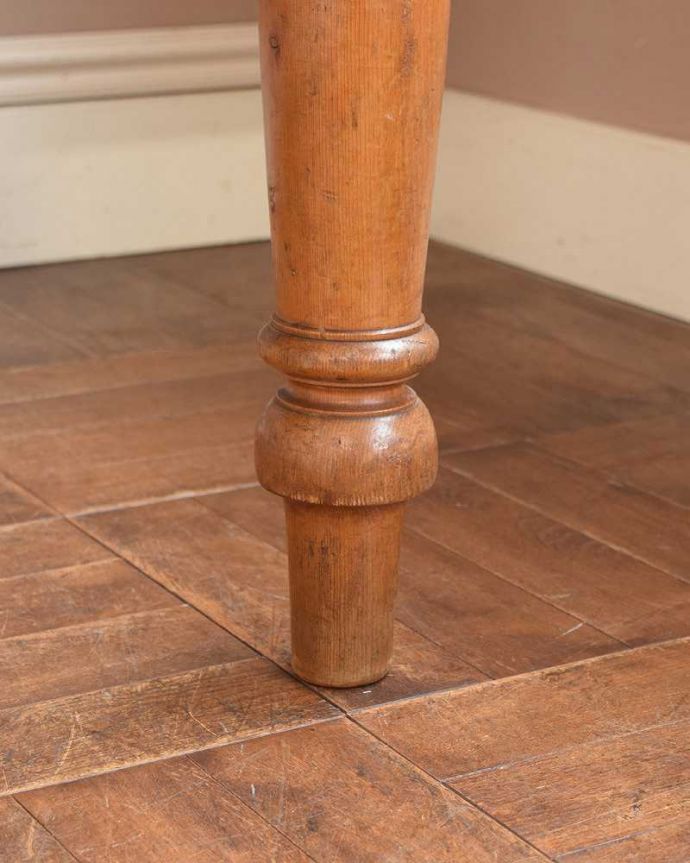アンティークのテーブル　アンティーク家具　引き出し付きのパインテーブル、カントリースタイルのアンティーク家具。持ち上げなくても移動できます！Handleのアンティークは、脚の裏にフェルトキーパーをお付けしていますので、床を滑らせて簡単に移動が出来ます。(q-1378-f)