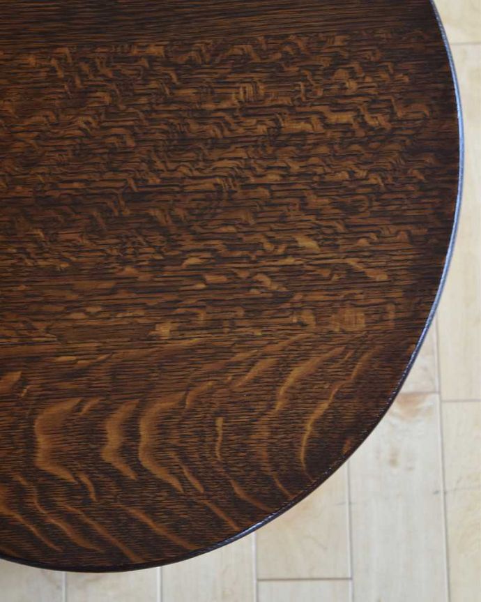 アンティークのテーブル　アンティーク家具　折りたたみも出来て便利、アンティークのフォールディングテーブル。近づいて見ると分かる木目の美しさ塗装もキレイに修復してあるアンティークテーブルの天板は、アンティークだからこそ手に入る木目の美しさも自慢です。(q-1379-f)